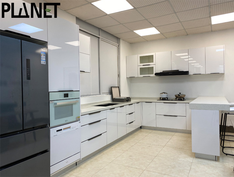 white high gloss wall kitchen