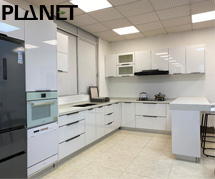 Isla de cocina moderna en blanco brillante con gabinetes y barra de desayuno