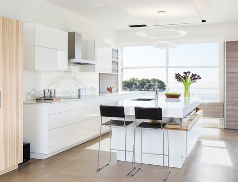 Gabinete de cocina blanco de alto brillo color crema con isla para una familia australiana