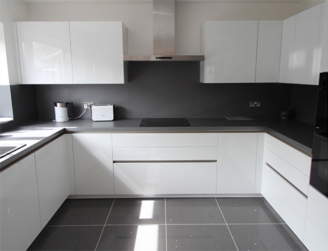 Gabinete de cocina contemporáneo reconstruido en forma de U de dos tonos, blanco y negro